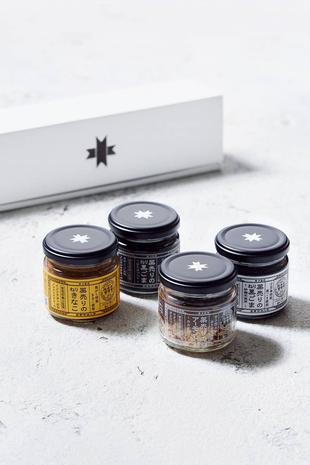 薬売りのねり黒ごま（はちみつ入り）ギフトBOX［4本セット］ – Senkintan